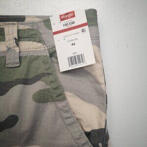 NWT Wrangler 5 Star Premium Epic Soft Men's Size 44 Relaxed Fit Camo Shorts